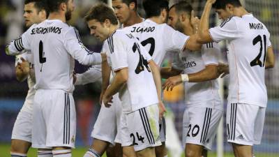 Real Madrid's players celebrate their win in the Spanish Super Cup final between Real Madrid and Atletico Madrid on January 12, 2020, at the King Abdullah Sports City in the Saudi Arabian port city of Jeddah. (Photo by Giuseppe CACACE / AFP)