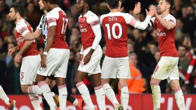 Jugadores del Arsenal festejando el gol marcado por Aaron Ramsey. FOTO AFP.