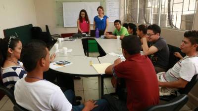 Jóvenes repatriados en la Secretaría de Trabajo.