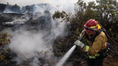 Los bomberos trabajan día y noche para apagar el incendio.