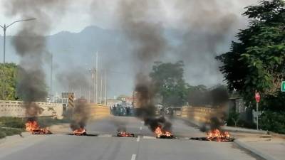 Agentes de la Policía Nacional despejaron varias vías tomadas por los transportistas.