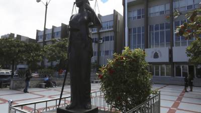 La Corte Suprema de Justicia revisa los expedientes de otros policías que esperan ser reintegrados.