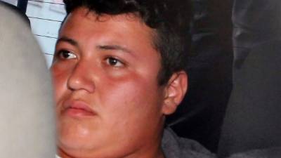 Para investigación fue requerido Wilfredo Ventura Pérez (18), alias el Porkis, supuesto cabecillo de la MS. Agentes de Inspecciones Oculares ayer allanaron varias viviendas en la aldea Las Glorias, en una de estas que se ubica a 150 metros de donde fue encontrado uno de los carros de los asesinos encontraron escopetas, armas, chalecos y una ”chimba”.