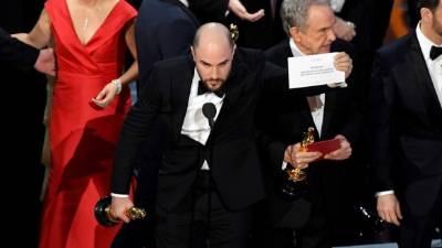 HOLLYWOOD, CA - FEBRUARY 26: 'La La Land' producer Jordan Horowitz holds up the winner card reading actual Best Picture winner 'Moonlight' with actor Warren Beatty onstage during the 89th Annual Academy Awards at Hollywood & Highland Center on February 26, 2017 in Hollywood, California. Kevin Winter/Getty Images/AFP== FOR NEWSPAPERS, INTERNET, TELCOS & TELEVISION USE ONLY ==