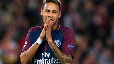 La afición del PSG está molesta con el brasileño por haberse marchado a Brasil para recuperarse de su lesión.