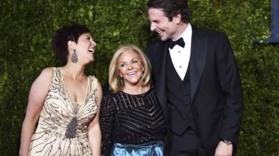 Bradley Cooper con su madre y hermana.