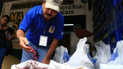 Los inspectores revisaron en los mercados que el frijol no esté acaparado.