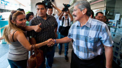 El derechista Norman Quijano recorrió el centro de San Salvador.