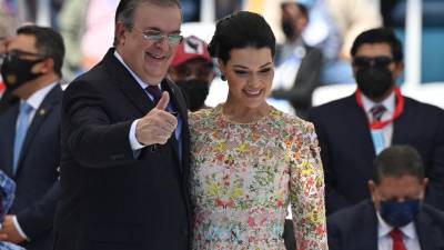 El Canciller de México, Marcelo Ebrard, asistió a la juramentación de Castro junto a su esposa Rosalinda Bueso, embajadora de Honduras en México durante la presidencia de Mel Zelaya.