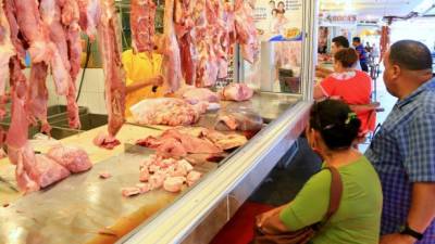 En el mercado Dandy algunos puestos están abastecidos de carne. Foto: Jordan Perdomo