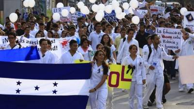 Estudiantes de la carrera de Medicina marcharon con banderas de Honduras y pancartas por el bulevar de Jardines del Valle en San Pedro Sula.