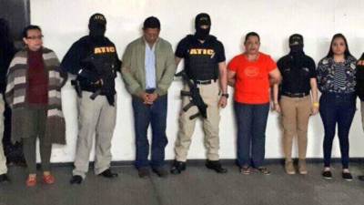 La Atic presentó ayer al exjefe policial y las tres mujeres arrestadas durante el operativo.