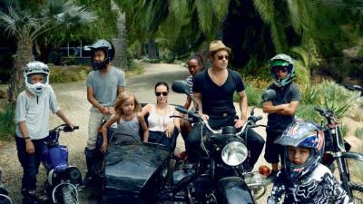 Angelina Jolie junto a Brad Pitt y sus hijos Maddox, Pax, Zahara, Shiloh, Knox y Vivienne.