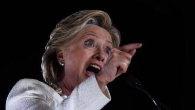 Hillary sufrió un revés en su campaña por parte del FBI. Foto AFP.