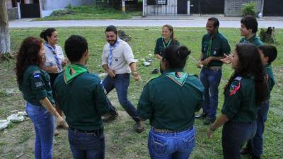 Los visitantes compartieron con algunos miembros del grupo 48 ayer en su sede en la residencial Villas del Campo, de esta ciudad.
