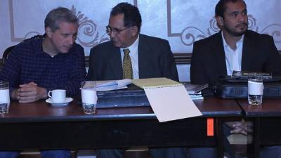 Mario Zelaya y su abogado Marcelino Vargas antes de la audiencia de ayer en la Corte.