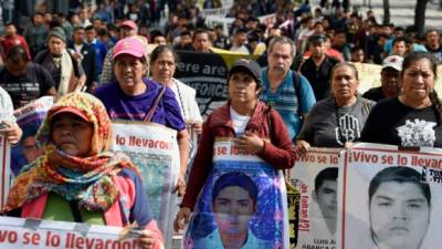Los padres de los estudiantes desaparecidos realizaron una marcha para exigir una investigación veraz al cumplirse cinco años del caso Ayotzinapa./AFP.
