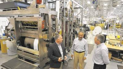 Ejecutivos de R.R. Donnelley & Sons en una tradicional planta de imprenta del estado de Nueva York.