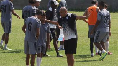 Wilmer Cruz mientras le da instrucciones a los jugadores. Foto Delmer Martínez.