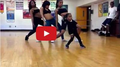 En el video se observa a la pequeña conocer a la perfección la coreografía de Beyoncé y, aunque tiene la mitad de altura que cualquier otro bailarín del ensayo, acapara la cámara y los corazones de quienes la ven. Foto YouTube
