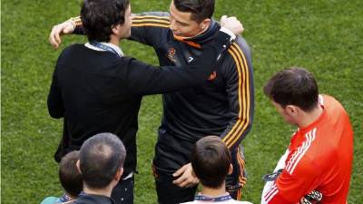 Raúl González visitió a los jugadores del Real Madrid. Acá saluda a Cristiano.