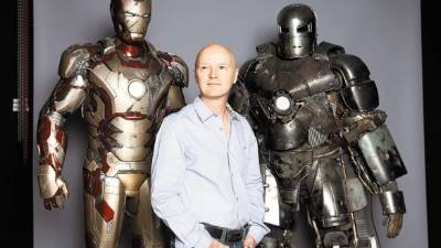Lindsay MacGowan, uno de los dueños de Legacy Effects, con los trajes usados en las películas “Iron Man”.
