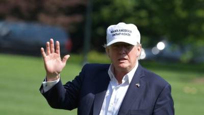 US President Donald Trump walks across the South Lawn upon return to the White House on June 18, 2017 in Washington, DC. Trump returned to the White House after spending the weekend at the Camp David presidential retreat. / AFP PHOTO / MANDEL NGAN