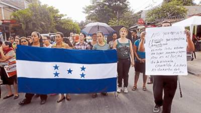 En la colonia Kennedy protestaron el viernes alumnos y maestros de la escuela Oswaldo López Arellano al saber que su centro será fusionado.