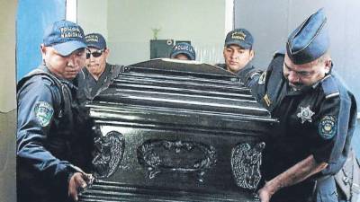 Los cuerpos de los dos policías fueron trasladados a su lugar de origen, donde serán sepultados.
