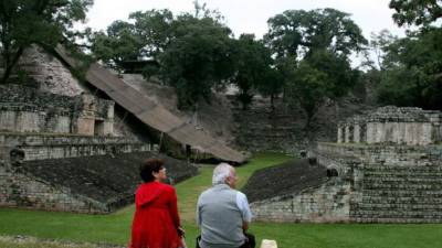El reconocido escritor hondureño Julio Escoto en una de sus visitas a las Ruinas de Copán, el mayor atractivo turistico del páis. Foto de archivo.