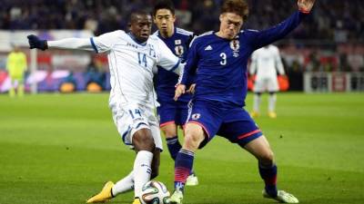 Boniek García luchando por el balón con Gotoku Sakai.