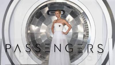 Mira sus looks de su gira con Passengers, su nueva película.