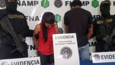 Los supuestos mareros, conocidos con los alias Flaca y Cabro, fueron presentados por agentes de la FNAMP.