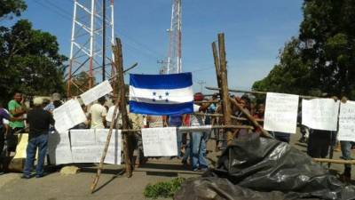 Una barrera construida con palos a mitad de la carretera impidió el paso por durante ocho horas.