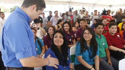El presidente Juan Orlando Hernández compartió con los beneficiados del programa Con chamba vivís mejor en la expansión de las operaciones del call center.