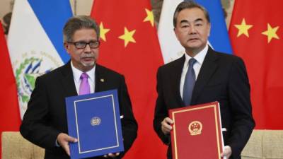 El Canciller de El Salvador Carlos Castañeda y su homólogo chino Wang Yi oficializaron el inicio de las relaciones diplomáticas y comerciales entre ambos países./EFE.