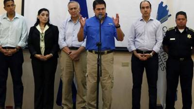 Fotografía del Juan Orlando Hernández (c) en una comparecencia en San Pedro Sula.