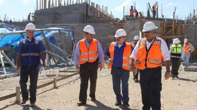 Las autoridades visitan el sitio de las obras, las que se prevé estén concluidas hacia finales de este año.