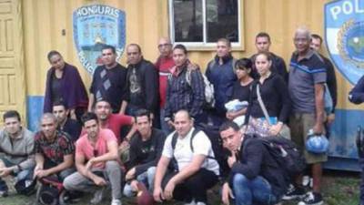 Las fuerzas de seguridad de Honduras detuvieron hoy a 19 cubanos indocumentados que pretendían viajar desde ese país centroamericano a Estados Unidos de manera ilegal, informó una fuente policial. EFE