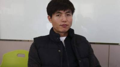 El expreso Shin Dong-hyuk posa para una entrevista promocional de su libro.