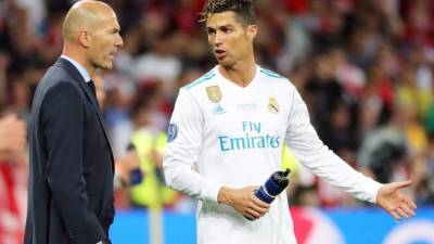 El técnico del Real Madrid, Zinedine Zidane (izda), conversa con el delantero portugués Cristiano Ronaldo (dcha), durante el partido de la final de la Liga de Campeones frente al Liverpool, en el Estadio Olímpico de Kiev, Ucrania, el pasado 26 de mayo. EFE