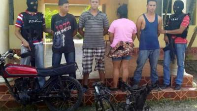 Los miembros de la banda de los López cuando era presentada por la Policía.