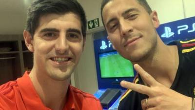 Thibaut Courtois subió a Twitter esta imagen junto a Eden Hazard en la concentración de Bélgica.