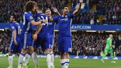 ARA373. LONRES (REINO UNIDO), 08/05/2013.- El jugador del Chelsea Diego Costa (d) celebra con sus compañeros después de anotar un gol hoy, lunes 8 de mayo de 2017, durante un partido por la Liga Premier entre el Chelsea y el Middlesborough, en el Stamford Bridge de Londres (Reino Unido). EFE/Andy RainSOLO PARA USO EDITORIAL. Se prohíbe el uso con audio no autorizado, video, datos, listas de accesorios, logotipos de club/liga o servicios 'en vivo'. El uso en línea es limitado a 75 imágenes, sin emulación de vídeo. No uso en apuestas, juegos o publicaciones del club, la liga o jugadores.