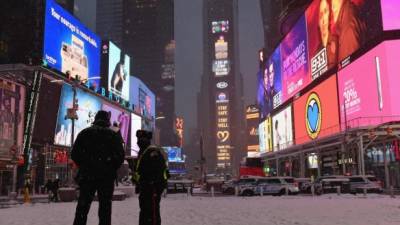 La ciudad de Nueva York suspendió este lunes las clases y la campaña de vacunación contra la covid-19 por la fuerte tormenta que ha dejado al menos 45 centímetros de nieve en las principales ciudades de la costa este de Estados Unidos.