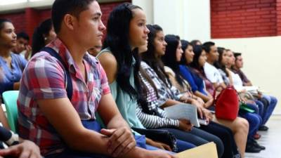 Estudiantes durante la premiación en Unah-vs.