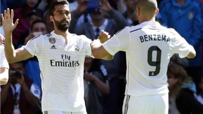 Álvaro Arbeloa celebrando con Karim Benzema.