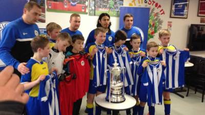 Los pequeños se tomaron una fotografía con Roger Espinoza y la Copa FA.
