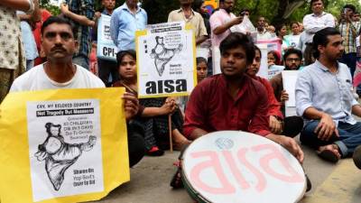 Decenas de personas salieron a las calles a protestar condenando la acción de haberles cortado el suministro de oxígeno al hospital.