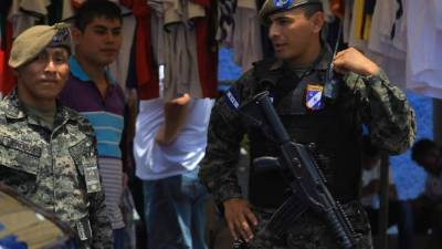 Alrededor de 500 elementos entre policías, militares y agentes de tránsito se encuentran en los alrededores del estadio Nacional.